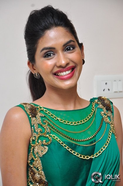 Anjali-Patil-at-Naa-Bangaaru-Talli-Movie-Special-Show